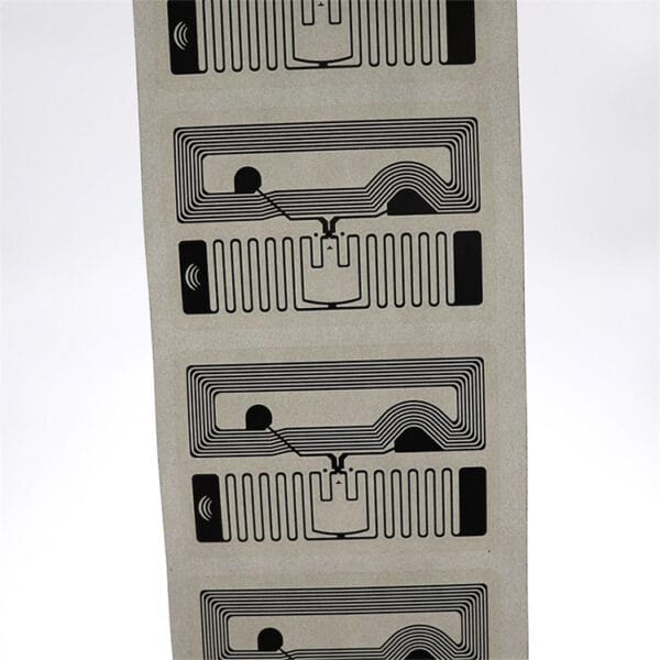 Industrielle RFID-tags med to frekvenser til uniformer